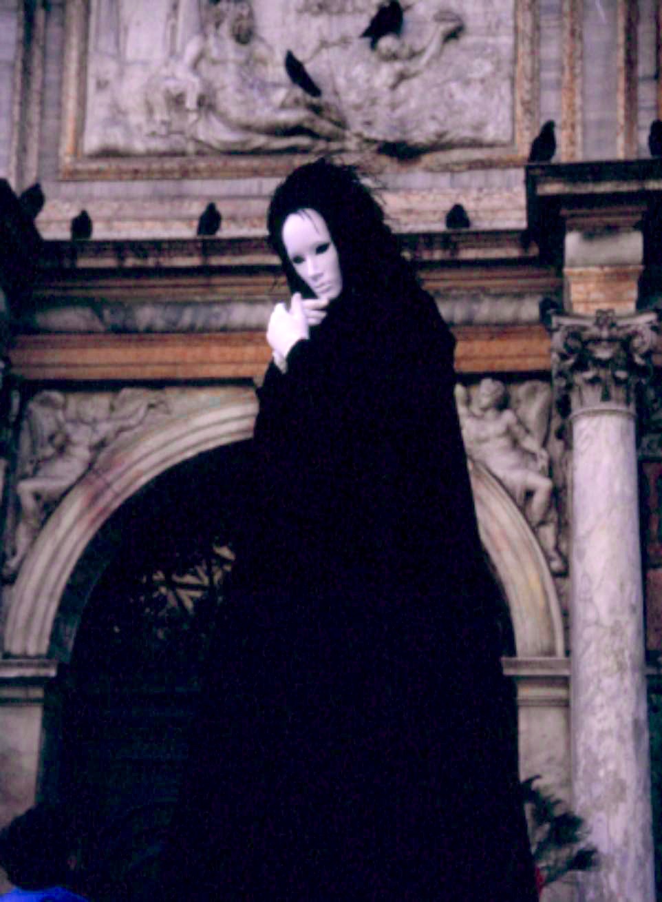 m022_completo cara bca y vestido negro