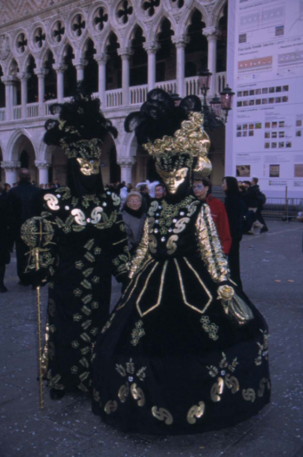 m093_pareja negro y oro