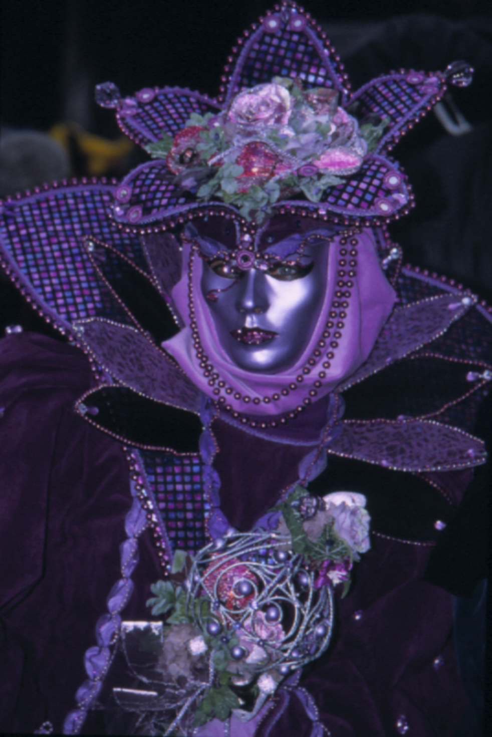 m129_retrato violeta y perlas