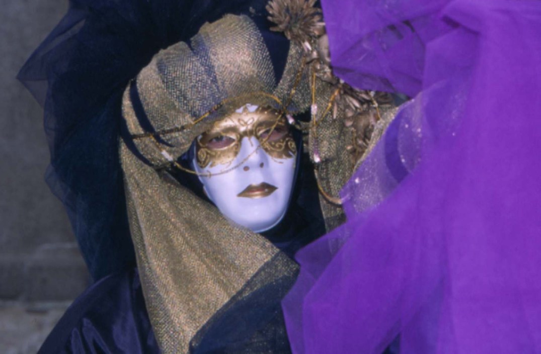 m138_fantasia en violeta y oro