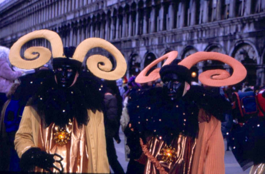 m143_pareja con aros ocre