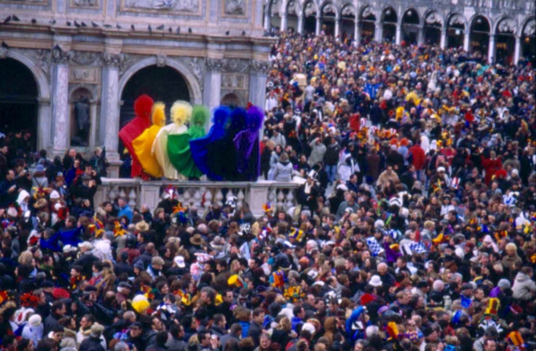 m173_plza con arcoiris humano